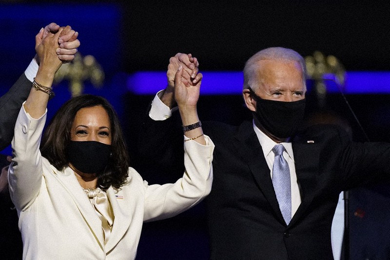 勝利演説の舞台上で喜ぶジョー・バイデン前副大統領(右)と副大統領候補のカマラ・ハリス上院議員=米東部デラウェア州ウィルミントンで2020年11月7日、AP