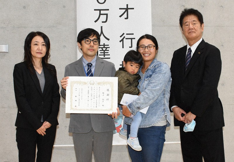 10万人目の来館者となった村上裕子さん(右から2番目)親子