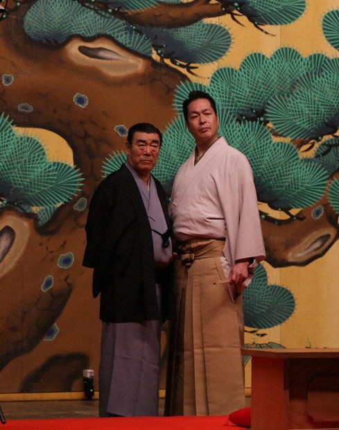 DVDのパッケージ撮影に臨む神田松鯉(左)と玉川太福