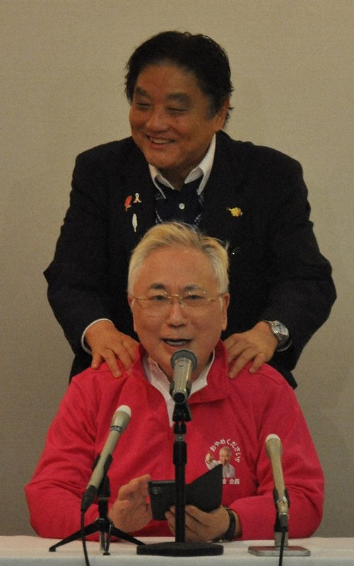 リコール運動終了を宣言した高須克弥氏(手前)の肩をもんでねぎらう河村たかし名古屋市長=同市内のホテルで2020年11月7日午後6時15分、岡正勝撮影
