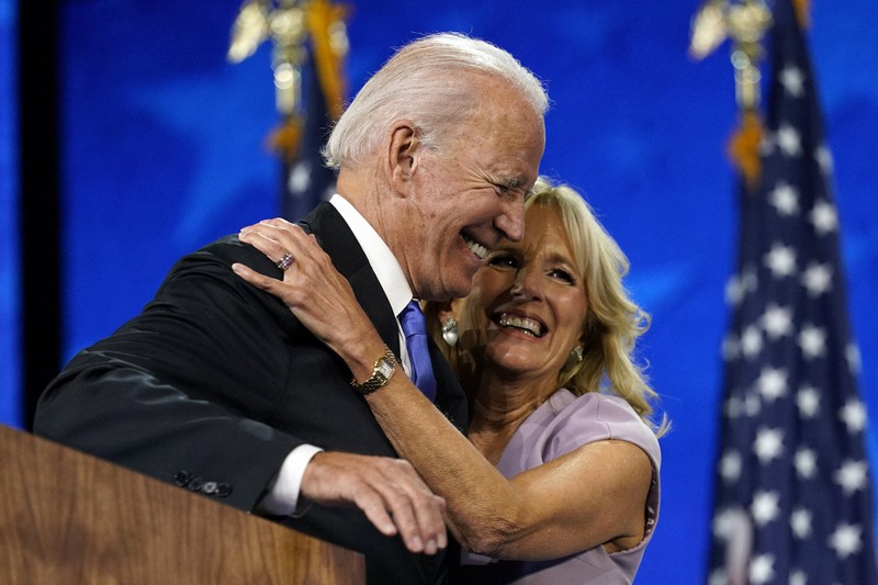 8月の民主党大会での演説後に抱き合うバイデン氏とジル夫人=米東部デラウェア州で2020年8月20日、AP
