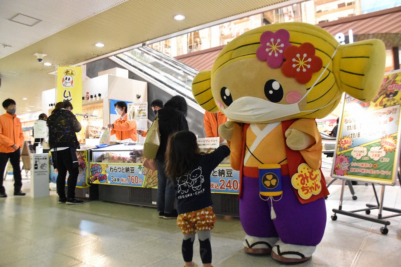 納豆購入額日本一奪還作戦で納豆の購入を呼びかける水戸市のマスコットキャラクター「みとちゃん」=JR水戸駅で2020年11月6日午後4時3分、韮澤琴音撮影