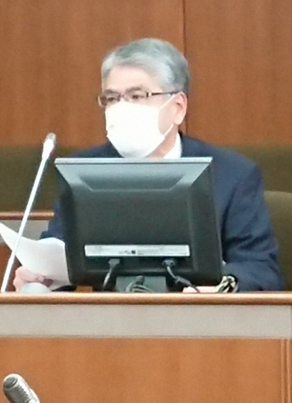 男性らと面会した長谷川勝美副区長=東京都足立区役所で2020年11月9日午後3時2分、南茂芽育撮影