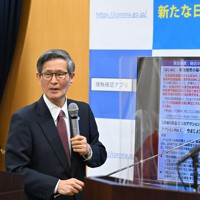 記者会見する新型コロナウイルス感染症対策分科会の尾身茂会長＝東京都千代田区で2020年11月9日午後8時51分、宮間俊樹撮影