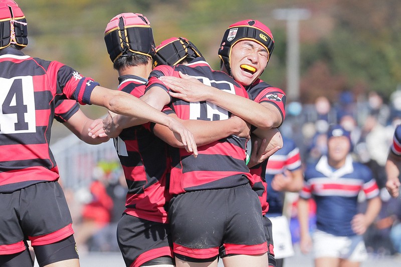 高校ラグビー東北ブロック決勝【男鹿工-黒沢尻北】前半、トライを決めて喜ぶ黒沢尻北の選手たち=宮城県石巻市のセイホクパーク石巻フットボール場で2020年11月9日、和田大典撮影