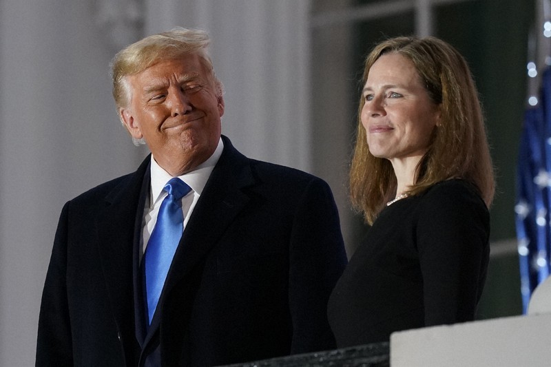 米連邦最高裁の判事に就任したエイミー・コニー・バレット氏(右)。左はトランプ米大統領=2020年10月26日、AP