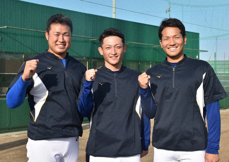 補強選手としてチームに加わった(左から)中井隆盛内野手、宮本涼内野手、石井信次郎捕手=秋田県にかほ市で2020年10月28日午後2時24分、下河辺果歩撮影