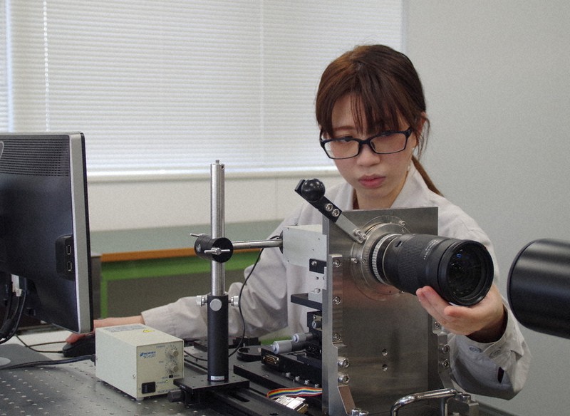レンズの性能評価をする光学開発本部の中畑翔子さん。タムロンはさいたま市の本社でレンズ開発を行っている=さいたま市見沼区で2020年10月21日、山越峰一郎撮影
