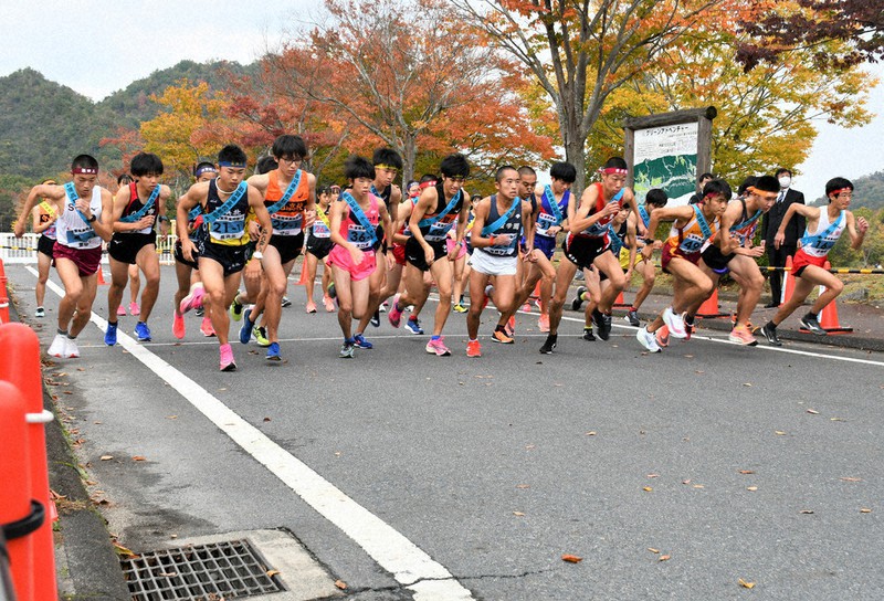 勢いよくスタートする男子選手たち=滋賀県野洲市北桜の希望が丘文化公園で2020年11月8日、礒野健一撮影