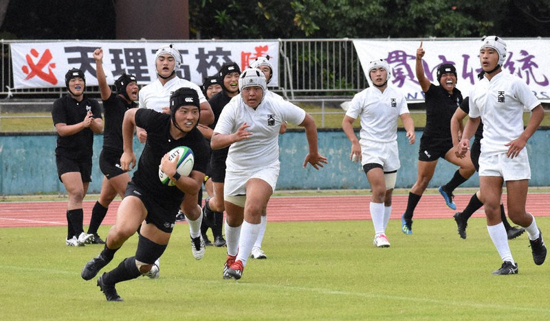 後半にトライする御所実の選手(手前左)=奈良県橿原市の橿原公苑陸上競技場で2020年11月8日、林みづき撮影