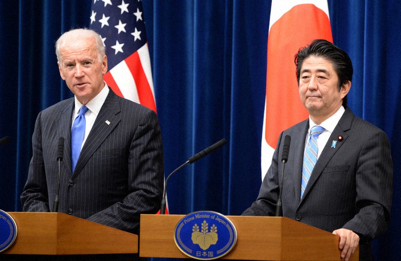 2013年12月に来日した際、共同記者発表で発言する当時副大統領のバイデン氏(左)と安倍晋三前首相=首相官邸で、藤井太郎撮