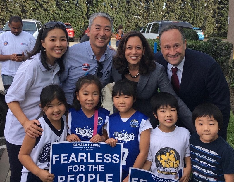 カリフォルニア州下院議員のアル・ムラツチ氏(後列左から2人目)らと写真に納まるカマラ・ハリス氏(後列右から2人目)、夫ダグラス・エムホフさん(同右端)=米西部カリフォルニア州トーランスで2016年11月(ムラツチ氏提供)