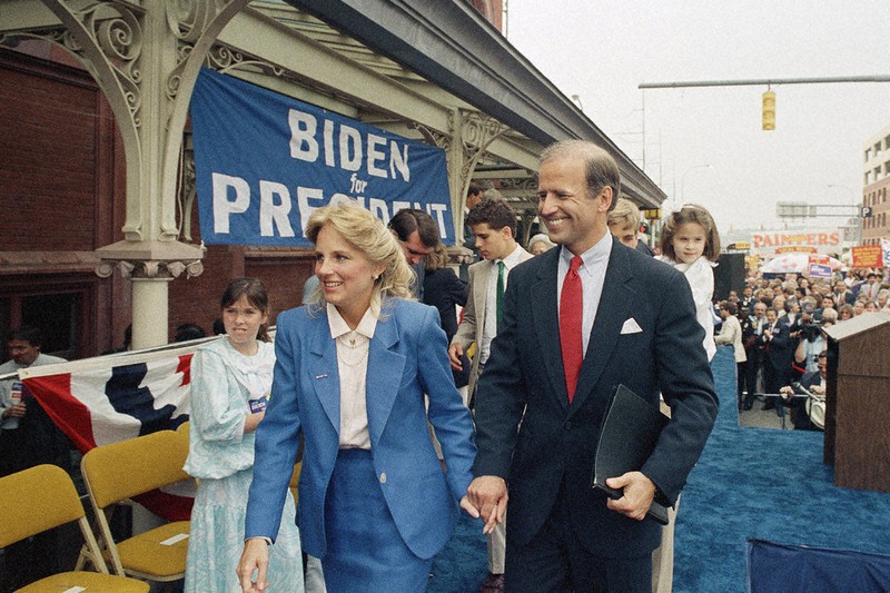 1987年6月、米東部デラウェア州で、民主党の大統領選予備選への立候補表明後に妻ジルさん(左)と歩くジョー・バイデン氏=AP