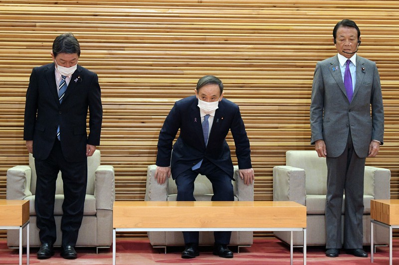 閣議に臨む(左から)茂木敏充外相、菅義偉首相、麻生太郎副総理兼財務相=首相官邸で2020年11月10日午前8時40分、竹内幹撮影