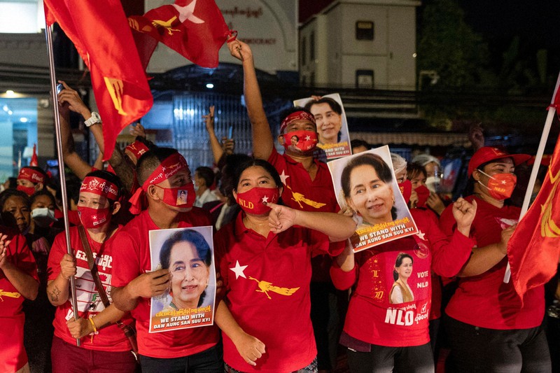 総選挙が終わり、国民民主連盟(NLD)の本部前で盛り上がる支持者=ミャンマーの最大都市ヤンゴンで2020年11月9日、ロイター
