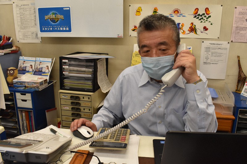 電話対応する飛鳥旅行の村山吉三郎社長=東京都杉並区で2020年11月2日午後1時13分、島田信幸撮影
