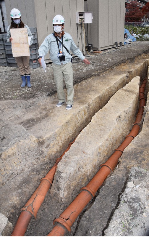 江戸時代後期から幕末ごろに敷設されたとみられる土管=奈良県大和郡山市で2020年11月10日午後1時7分、熊谷仁志撮影