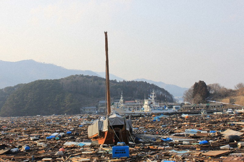 大船渡湾に押し寄せたがれきの上で、ほぼ無傷だった気仙丸=2011年3月13日、大船渡商工会議所提供
