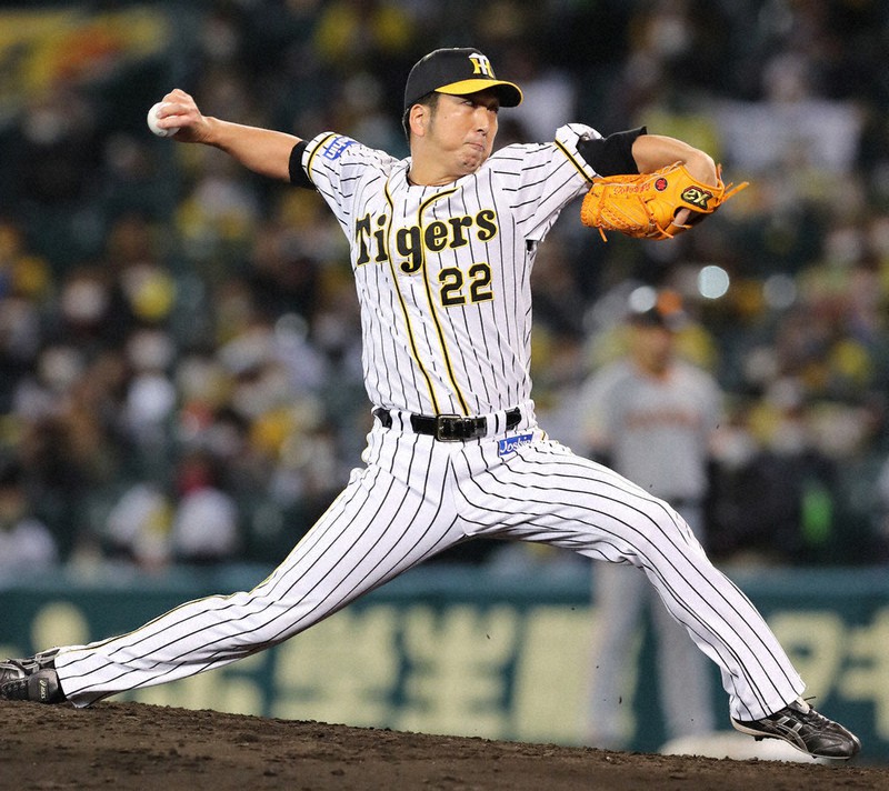 【阪神-巨人】九回、現役最後のマウンドで投球する阪神の藤川=阪神甲子園球場で2020年11月10日