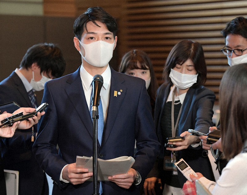 菅義偉首相と会談後、北海道の新型コロナウイルス感染症対策について記者団の質問に答える鈴木直道知事=首相官邸で2020年11月10日午前11時26分、竹内幹撮影