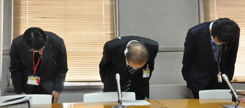 感染者の集計ミスが発覚し、謝罪する名古屋市健康福祉局の職員=同市役所で2020年11月10日午前、岡正勝撮影
