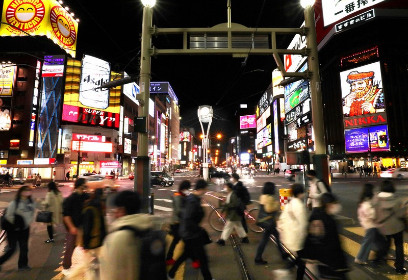 新型コロナウイルスの感染拡大に歯止めがかからず、飲食店への協力要請が出されたススキノ地区。週末ということもあり多くの人の往来があった=札幌市中央区で2020年11月7日午後5時58分、貝塚太一撮影