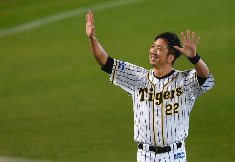 【阪神-巨人】引退セレモニーでファンの声援に応える阪神の藤川=阪神甲子園球場で2020年11月10日、久保玲撮影