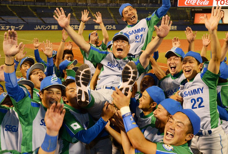 本大会出場を決め、選手たちに胴上げされるセガサミーの初芝清監督(2017年6月)