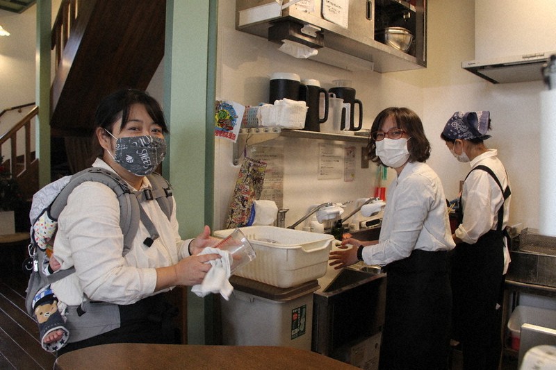 ヴェール・カフェで働く母親ら=埼玉県行田市で2020年11月2日、岡礼子撮影