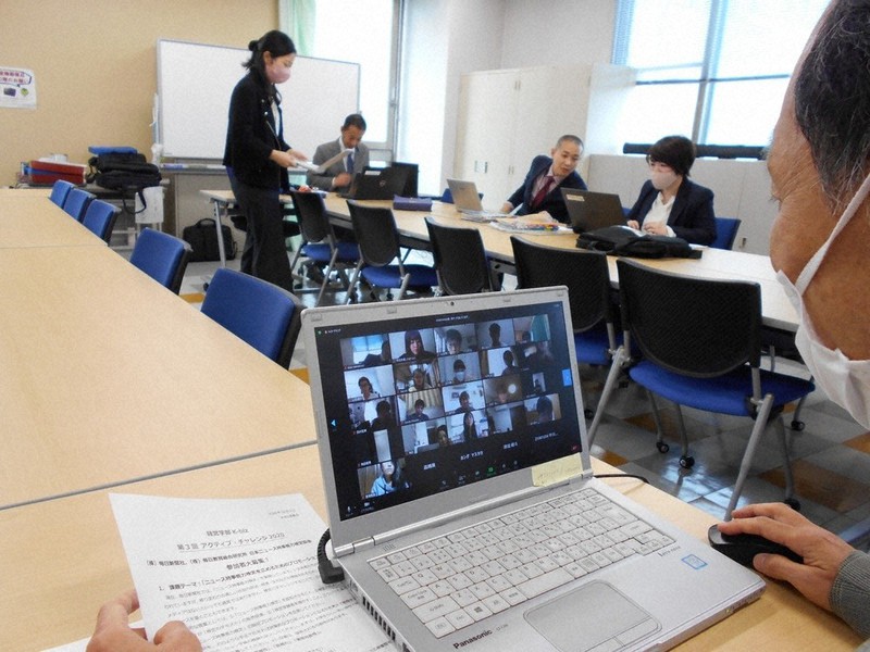 在宅で参加する学生にオンラインで新聞やニュース検定の説明をするスタッフら=横浜市の関東学院大で10月2020年10月14日、澤圭一郎撮影