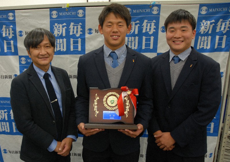 毎日新聞岐阜支局を訪れた関商工高ラグビー部の(左から)井川茂雄監督、上野颯汰主将、後藤大樹副主将2020年11月10日、花岡洋二撮影