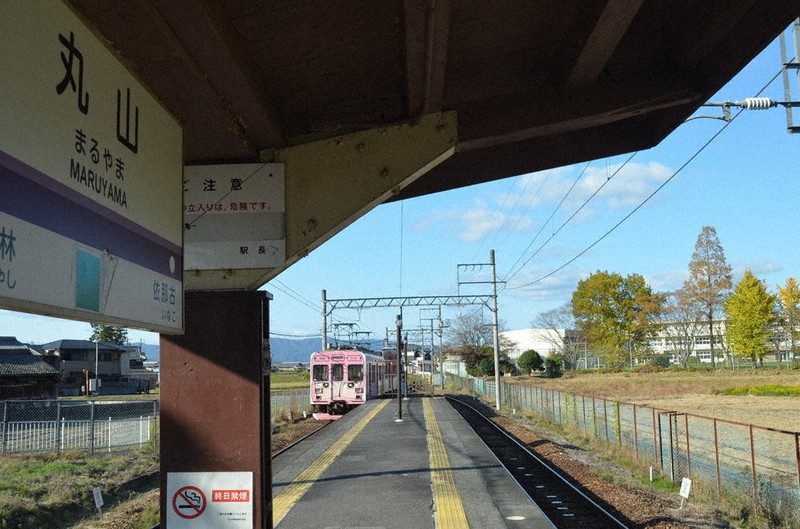 副駅名 くノ一グラウンド前 に 伊賀鉄道丸山駅 女子サッカー練習場近く 毎日新聞