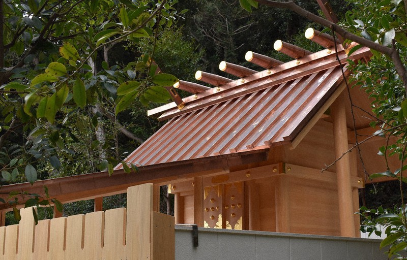 20年に1度の遷宮で新しくなった美多羅志神社本殿=三重県鳥羽市の答志島で2020年11月8日、下村恵美撮影