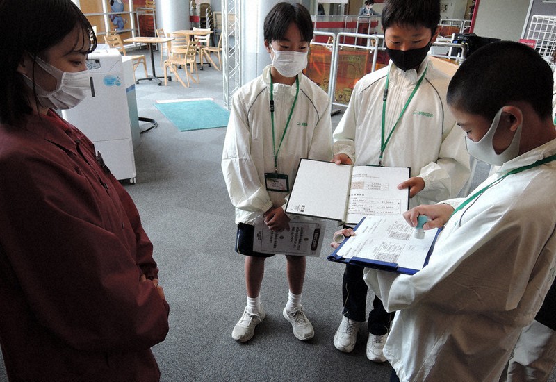 税務署員の仕事を体験する生徒ら=兵庫県西宮市の「キッザニア甲子園」で2020年11月11日午前11時58分、稲垣淳撮影