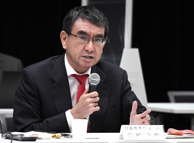 予算執行の無駄や事業の効果を点検する「秋の行政事業レビュー」の冒頭であいさつをする河野太郎行政改革担当相=東京都千代田区で2020年11月12日午後6時32分、竹内紀臣撮影