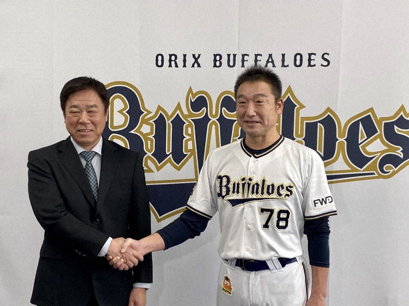 オリックスの来季の監督就任が決まり、福良淳一GM(左)と握手する中嶋聡氏=大阪市此花区の球団施設「青濤館」で2020年11月12日(球団提供)