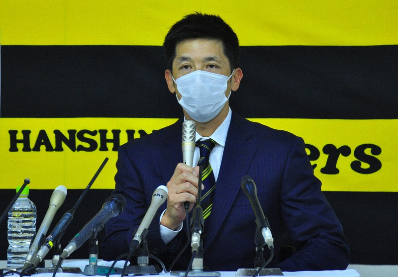 球団オーナーへの今シーズンの報告後、記者会見する阪神の矢野監督=大阪市内で2020年11月12日午後4時24分、田中将隆撮影