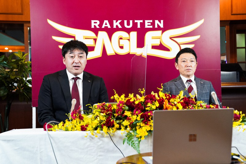 オンラインでの記者会見で意気込みを語る楽天の石井一久新監督(左)と立花陽三社長=球団提供