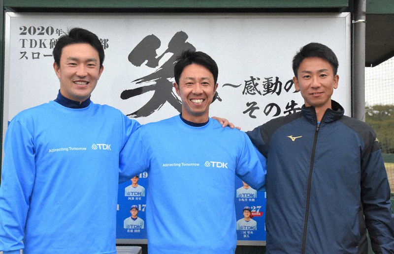 TDKのチームを支える(左から)加藤介馬マネジャー、阿部正大コーチ、畠山慎平サブマネジャー=秋田県にかほ市で2020年11月1日、下河辺果歩撮影