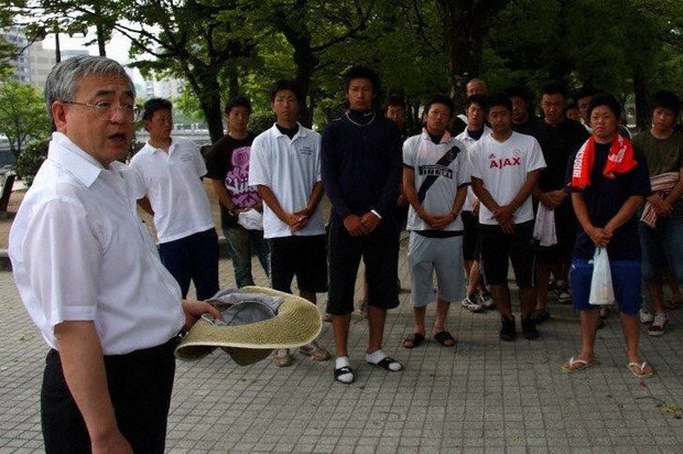 学生と共に戦跡を歩いてきた岡本貞雄さん(提供写真)