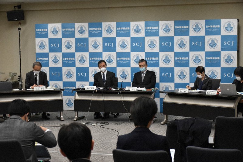 記者会見する日本学術会議の梶田隆章会長(左から2人目)ら=東京都港区の日本学術会議で