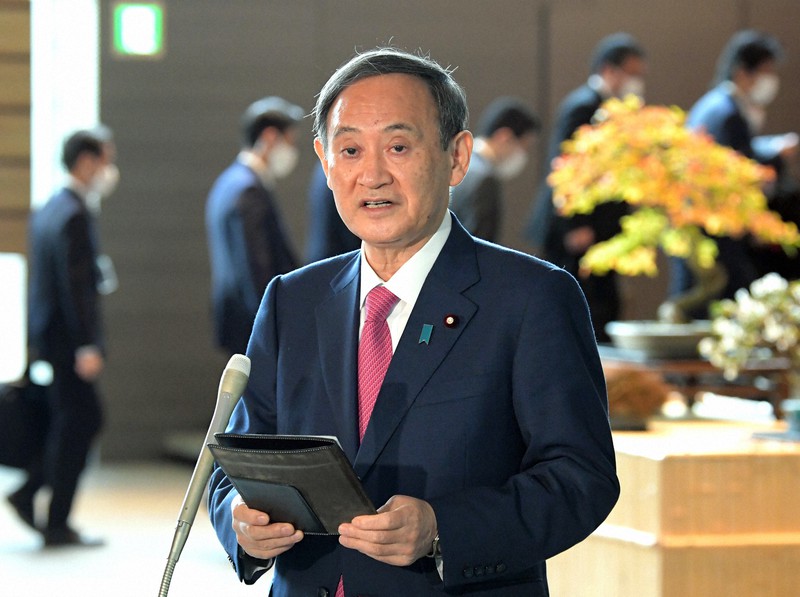 新型コロナウイルスの感染状況について記者団の質問に答える菅義偉首相=首相官邸で2020年11月13日午前8時21分、竹内幹撮影