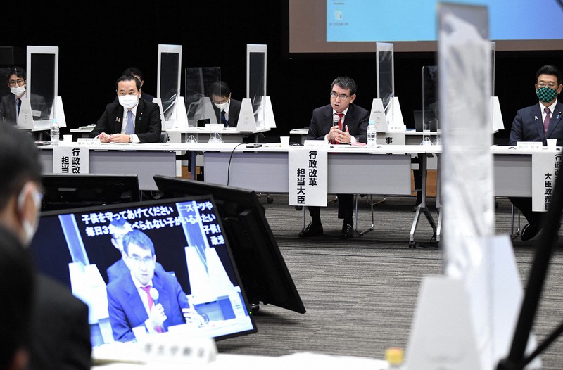 「秋の行政事業レビュー」の冒頭にあいさつをする河野太郎行政改革担当相(中央右)=東京都千代田区で2020年11月12日午後6時33分、竹内紀臣撮影