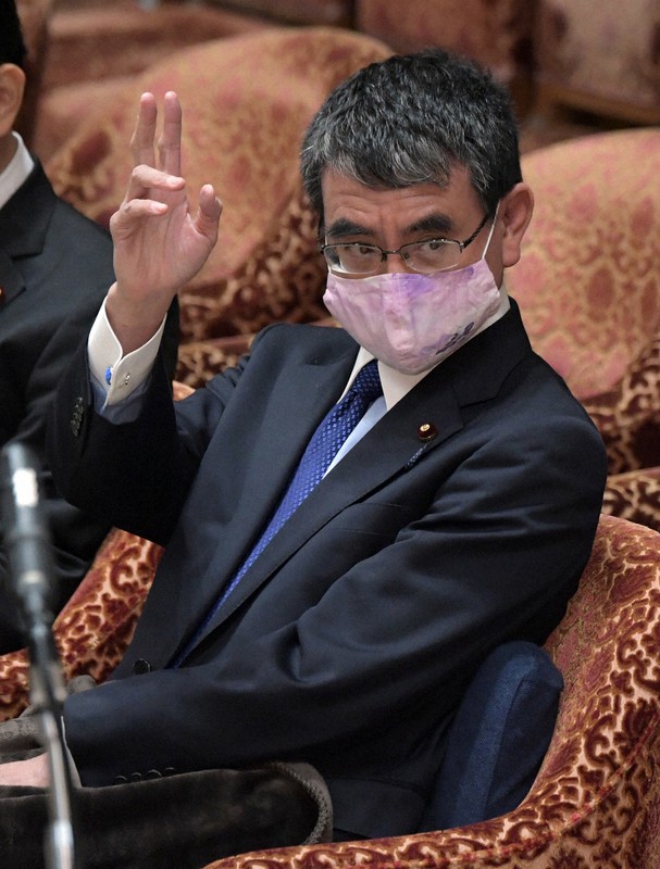 衆院内閣委員会で答弁に臨む河野太郎行政改革担当相=国会内で2020年11月13日午前10時3分、竹内幹撮影