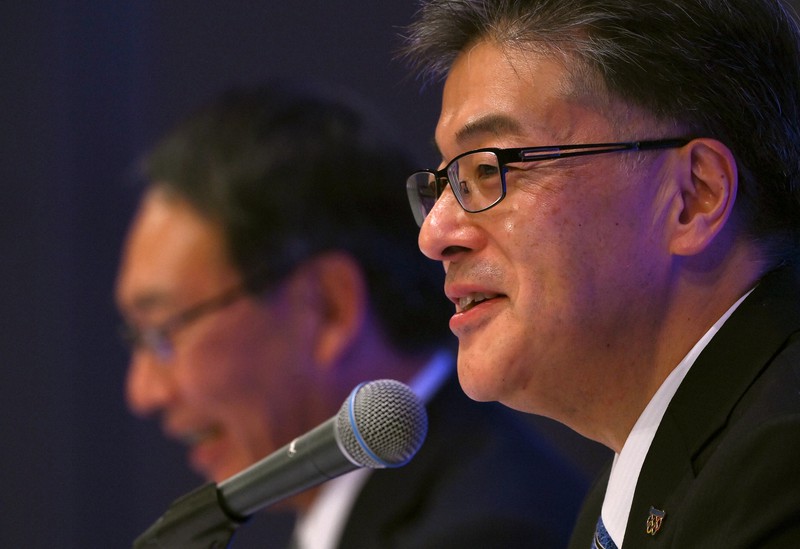 記者会見するパナソニックの楠見雄規常務執行役員(右)と津賀一宏社長=大阪市中央区で2020年11月13日午後7時42分、久保玲撮影