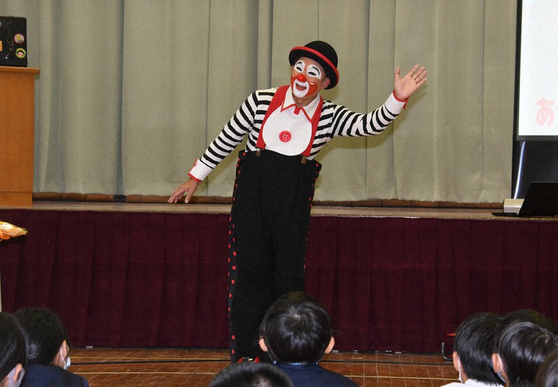 いつも自分のことを好きでいて 小児がん克服の道化師が小学校で講演会 福岡 毎日新聞
