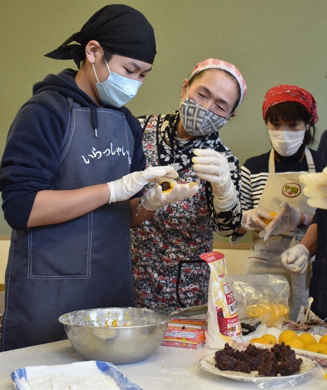 浪江町津島地区の郷土料理、カボチャまんじゅうを作る須藤嘉人さん(左)と今野千代さん(中央)=福島県二本松市下川崎の浪江町立津島小学校で2020年11月13日、寺町六花撮影