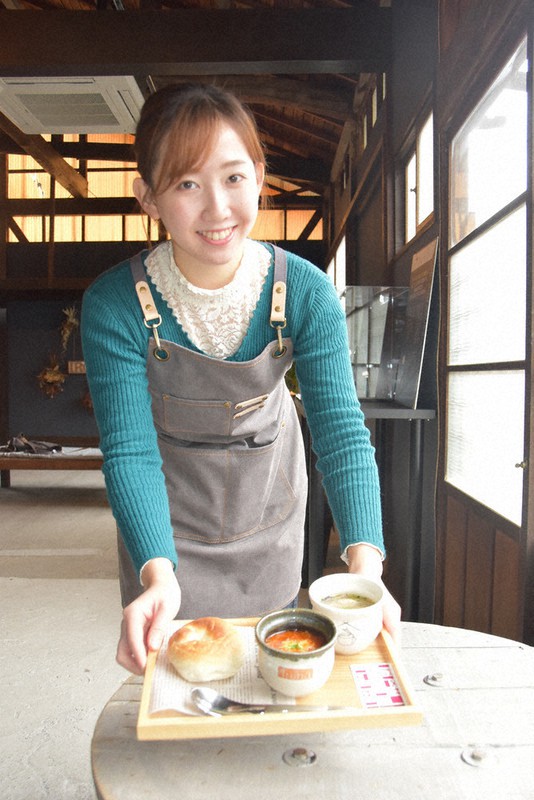 パンとスープのセットを提供する岡部清弥さん=群馬県桐生市横山町で2020年11月3日、大澤孝二撮影