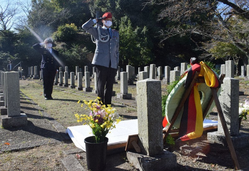 墓参りしたドイツ大使館武官の大佐・カーステン・キーゼヴェッターさん(右)=大分市駄原の桜ヶ丘聖地で2020年11月13日午前11時6分、津島史人撮影