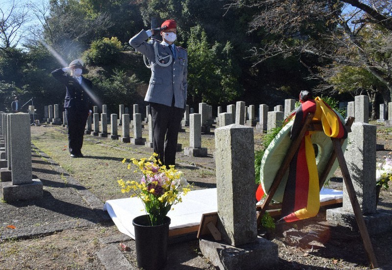 墓参りしたドイツ大使館武官の大佐・カーステン・キーゼヴェッターさん（右）＝大分市駄原の桜ヶ丘聖地で２０２０年１１月１３日午前１１時６分、津島史人撮影